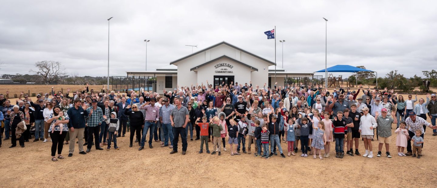 Community gather under one roof after bushfires